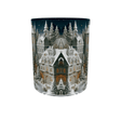 Vue de face du mug de Noël : maison à pignon enneigée, fenêtres éclairées et sapins sous un ciel bleu nuit étoilé