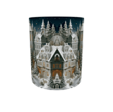 Vue de face du mug de Noël : maison à pignon enneigée, fenêtres éclairées et sapins sous un ciel bleu nuit étoilé