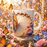 Mug papillon 3D posé sur une pierre dans un jardin fleuri, entouré de papillons monarques et bleus