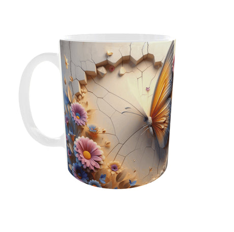 Mug papillon 3D vu côté anse gauche : marguerites roses et fleurs bleues sous le mur fissuré