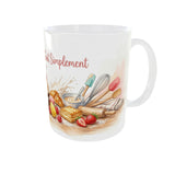 Mug pâtisserie Café et Gâteaux Tout Simplement vue anse à droite avec visuel gourmand de desserts, fruits rouges et accessoires de cuisine