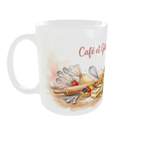 Mug pâtisserie Café et Gâteaux Tout Simplement vue anse à gauche avec illustration gourmande de cupcakes, macarons, croissants et ustensiles
