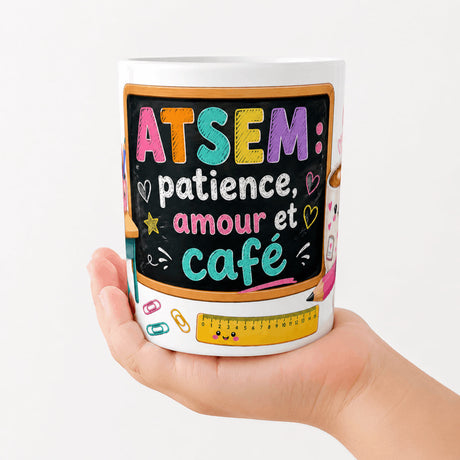 Mug personnalisé prénom ATSEM tenu en main – céramique 11 oz