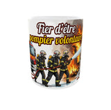 Mug pompier volontaire 11 oz vue de face avec intervention incendie et message Fier d’être pompier volontaire