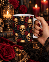 Main tenant le mug crânes dorés et roses rouges, décor gothique avec bougies, roses rouges et miroir baroque doré