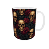 Mug tête de mort dorée entourée de roses rouges et feuillages sombres, mug céramique 11 oz, anse à droite