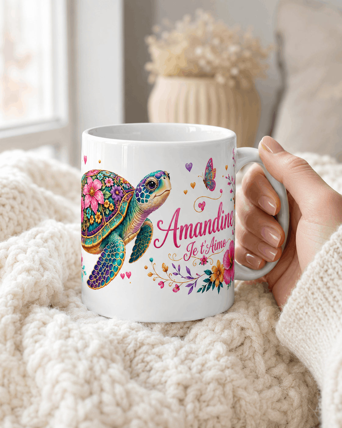Mug personnalisé tortue fleurie tenu en main, prénom et message au choix, céramique blanche