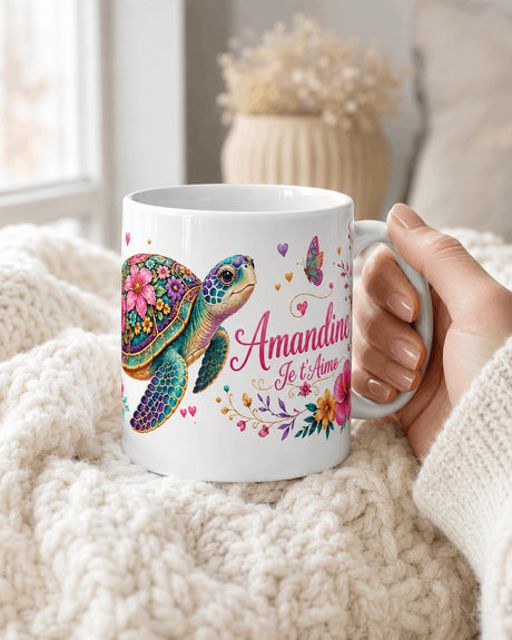 Mug personnalisé tortue fleurie tenu en main, prénom et message au choix, céramique blanche