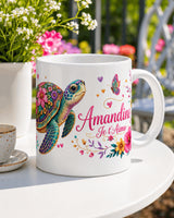 Mug tortue fleurie personnalisé prénom et message libre, céramique blanche, ambiance terrasse