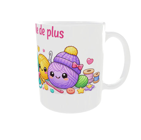 Mug tricot Juste une maille de plus anse à droite avec illustration laine kawaii aiguilles et crochet