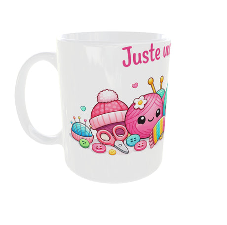 Mug tricot Juste une maille de plus anse à gauche avec pelotes de laine kawaii et accessoires de tricot colorés