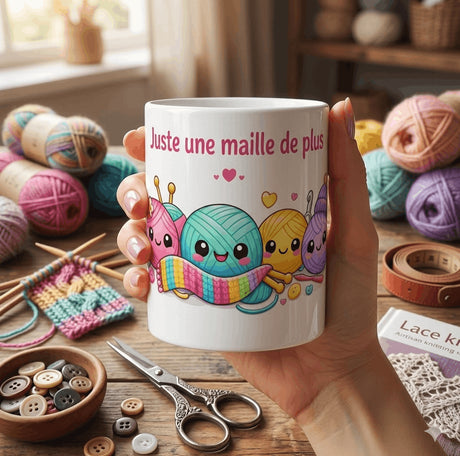 Mug tricot Juste une maille de plus tenu en main avec illustration mignonne de pelotes de laine et tricot