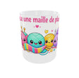 Mug tricot 11 oz Juste une maille de plus vue de face avec design kawaii pelotes de laine colorées