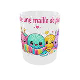 Mug tricot 11 oz Juste une maille de plus vue de face avec design kawaii pelotes de laine colorées