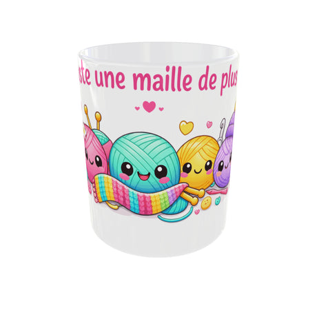 Mug tricot 11 oz Juste une maille de plus vue de face avec design kawaii pelotes de laine colorées