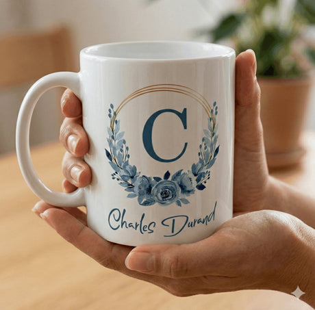 Mug personnalisé initiale & prénom – Couronne bleue (cadeau homme) Sublimation Store - Vue sur main
