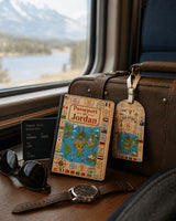 Pack voyage carte du monde vintage housse passeport personnalisée et étiquette Bon Voyage sur valise en cuir dans train