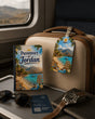 Pack voyage évasion tropicale housse passeport et étiquette bagage design tropical sur valise dans compartiment de train
