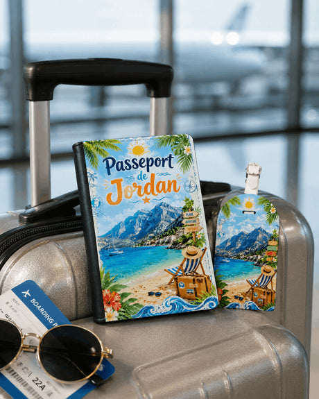 Pack voyage housse passeport et étiquette bagage design vacances plage et montagne posés sur valise en aéroport