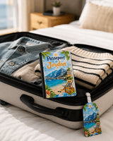 Pack voyage housse passeport et étiquette bagage design plage montagne sur valise ouverte dans chambre