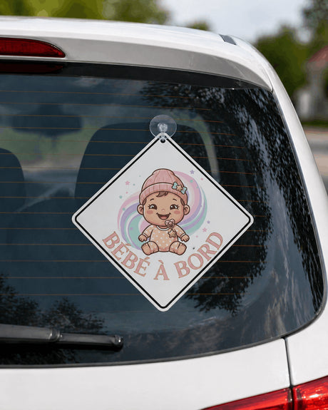 panneau bébé à bord fille arc-en-ciel fixé sur lunette arrière voiture blanc