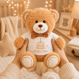 Peluche Bradou 1 mois tenue dans les mains dans une chambre bebe