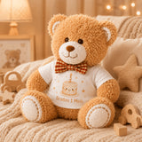 Peluche Bradou 1 mois posee sur une couverture bebe dans une ambiance douce