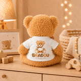 Peluche Bradou vue arriere avec logo Bradou dans une chambre bebe