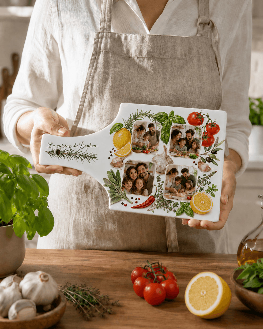 Planche à découper céramique personnalisée 4 photos présentée par une cuisinière avec tablier