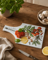 Planche à découper céramique personnalisée posée sur table avec légumes frais