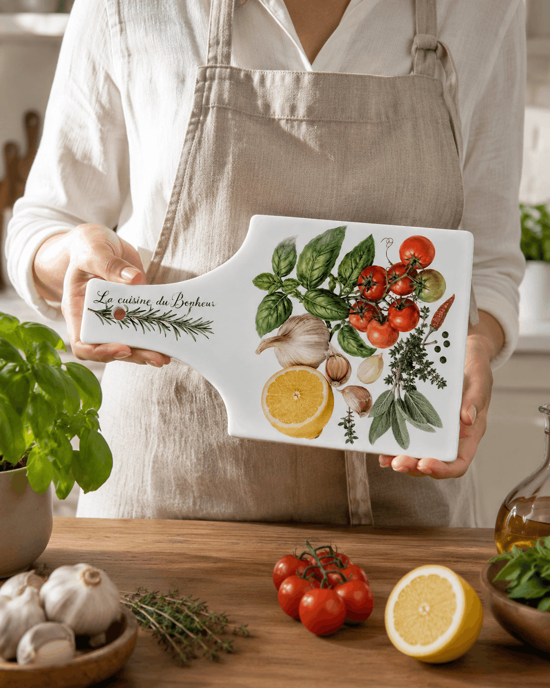 Planche à découper céramique personnalisée présentée par une cuisinière avec tablier
