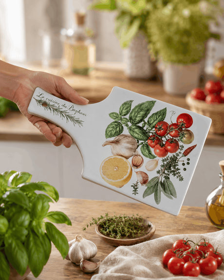 Planche à découper céramique personnalisée tenue en main dans une cuisine