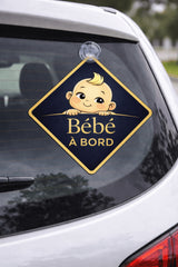 plaque auto bebe a bord bleu marine et or fixee a linterieur sur vitre arriere de voiture