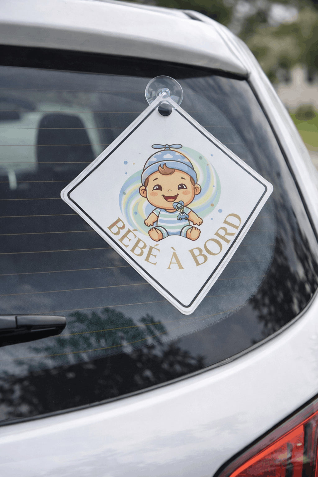 plaque auto bebe a bord fixee a linterieur sur vitre arriere de voiture vue 1