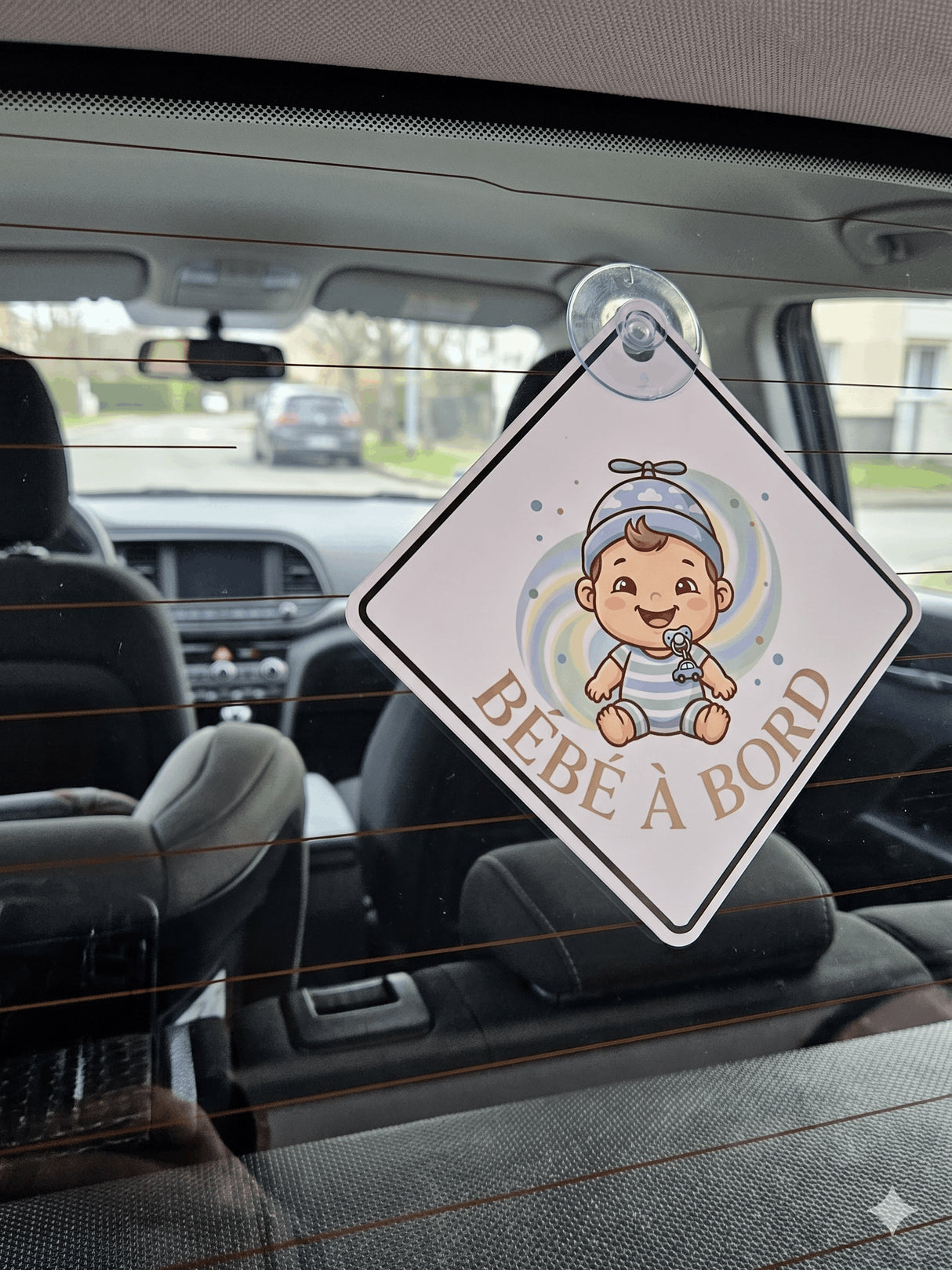 plaque auto bebe a bord fixee a linterieur sur vitre arriere de voiture vue 2