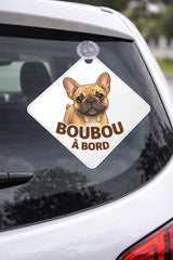 plaque auto boubou a bord bouledogue francais fixee sur vitre arriere de voiture