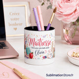 Pot à crayons maîtresse fleuri personnalisé sur bureau élégant rose avec ordinateur portable et roses