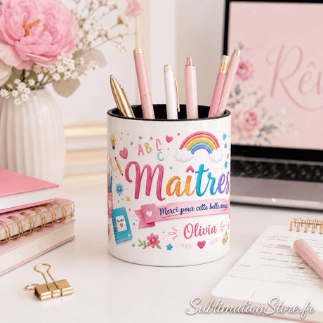 Pot à crayons maîtresse personnalisé sur bureau élégant rose avec ordinateur et pivoines