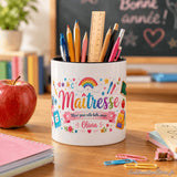 Pot à crayons maîtresse personnalisé sur bureau scolaire avec pomme rouge et tableau Bonne Année