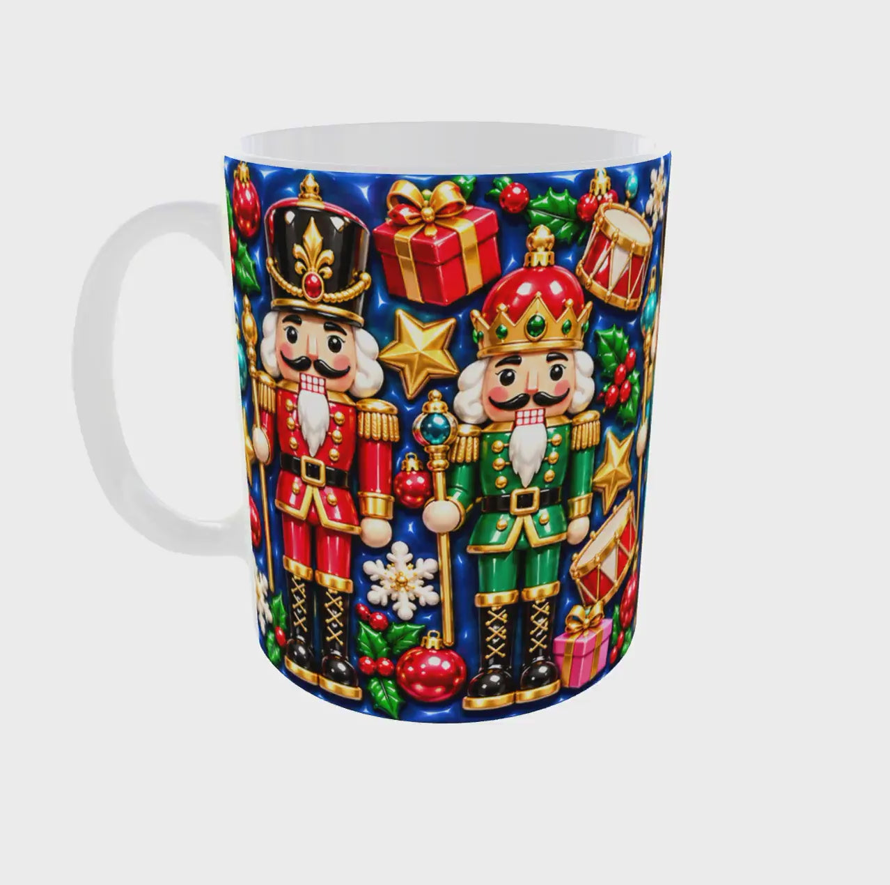 Vidéo à 360° du mug de Noël casse-noisettes effet 3D gonflé sur fond bleu roi
