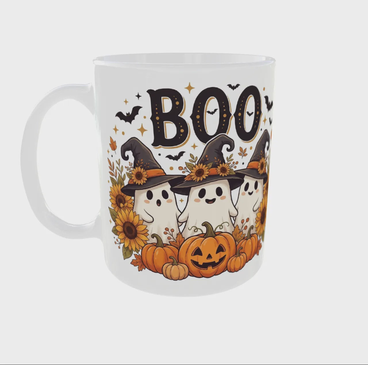 Vidéo 360° du mug Halloween BOO – fantômes kawaii, citrouilles et tournesols imprimés sur toute la surface céramique 11 oz