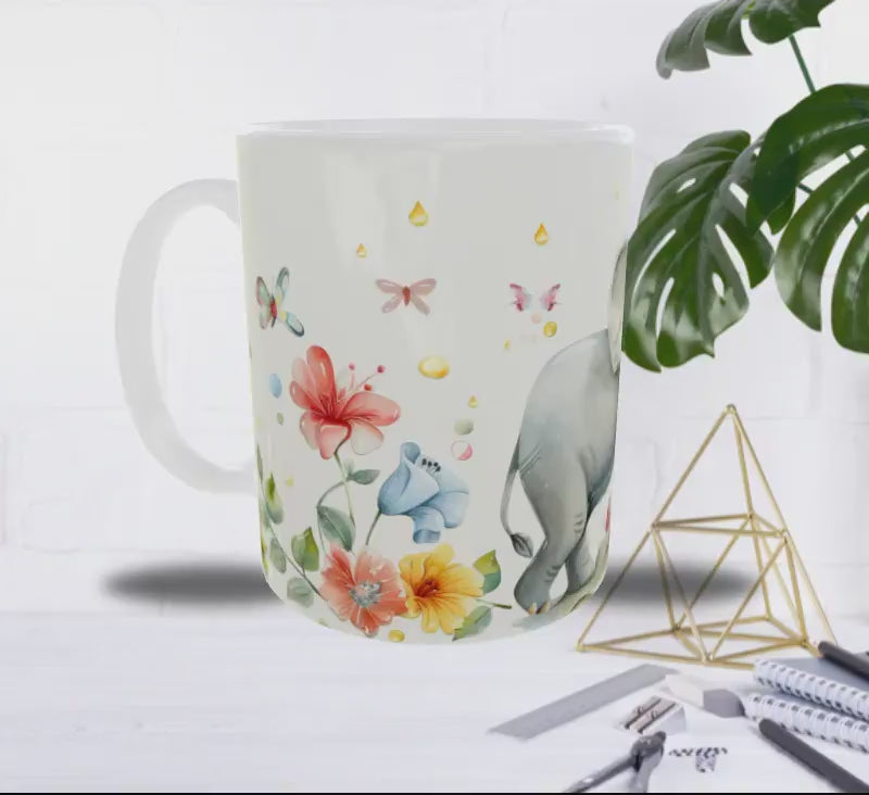 Mug Éléphanteau Joyeux – Petit Éléphant Gambadant parmi Fleurs et Papillons