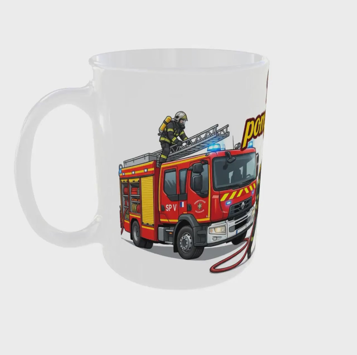 Vidéo 360 mug pompier volontaire montrant le design complet avec scène d’intervention incendie