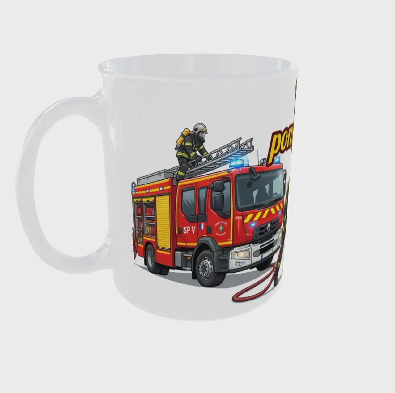 Vidéo 360 mug pompier volontaire montrant le design complet avec scène d’intervention incendie