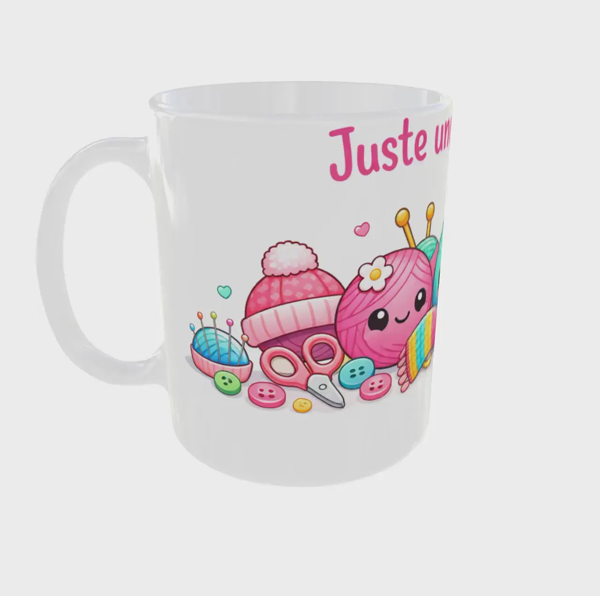 Vidéo 360 mug tricot Juste une maille de plus montrant le design complet avec pelotes kawaii