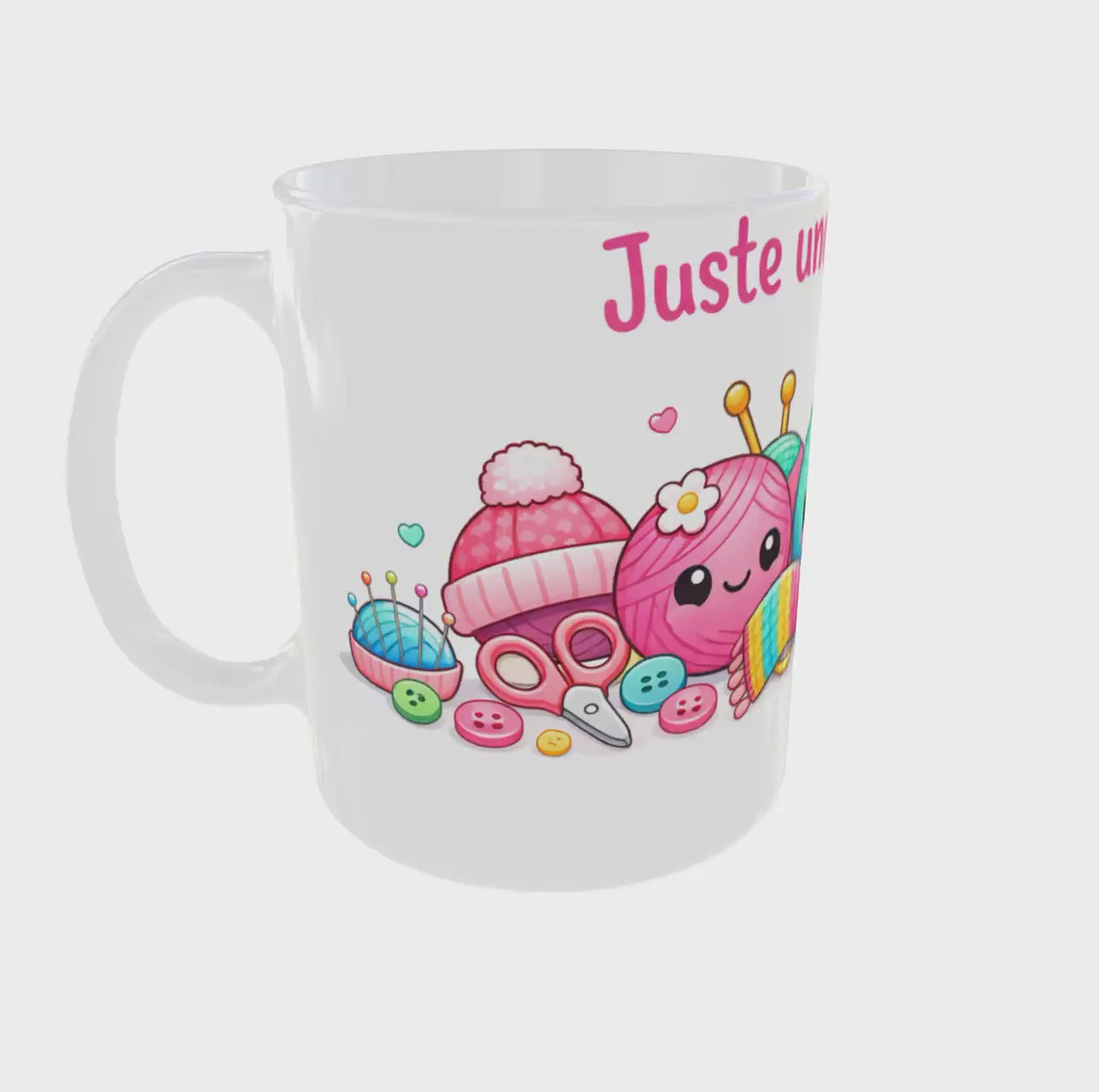Vidéo 360 mug tricot Juste une maille de plus montrant le design complet avec pelotes kawaii