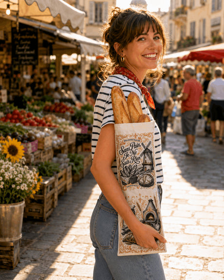 Femme portant un sac à baguettes personnalisé design vintage au marché français, baguettes dépassant du sac