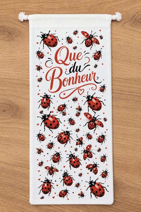 Sac à baguettes Que du Bonheur coccinelles posé sur table de cuisine en bois