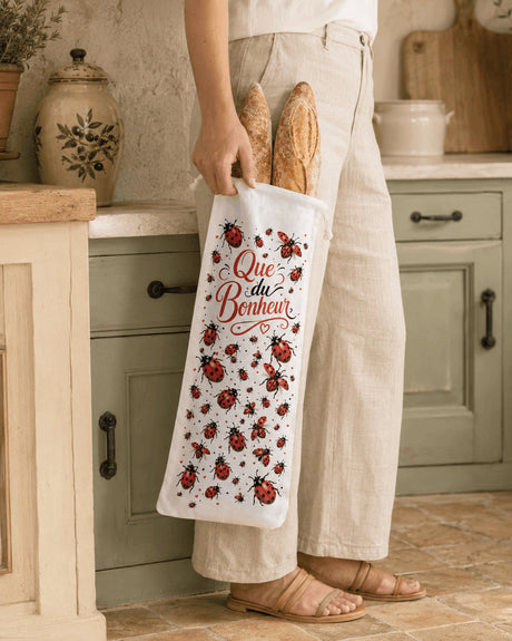 Sac à baguettes coccinelles tenu à la main vue de côté cuisine verte