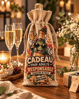 Sac cadeau pour bouteille de champagne sur une table de fête avec flûtes, fleurs et paquet cadeau en papier kraft